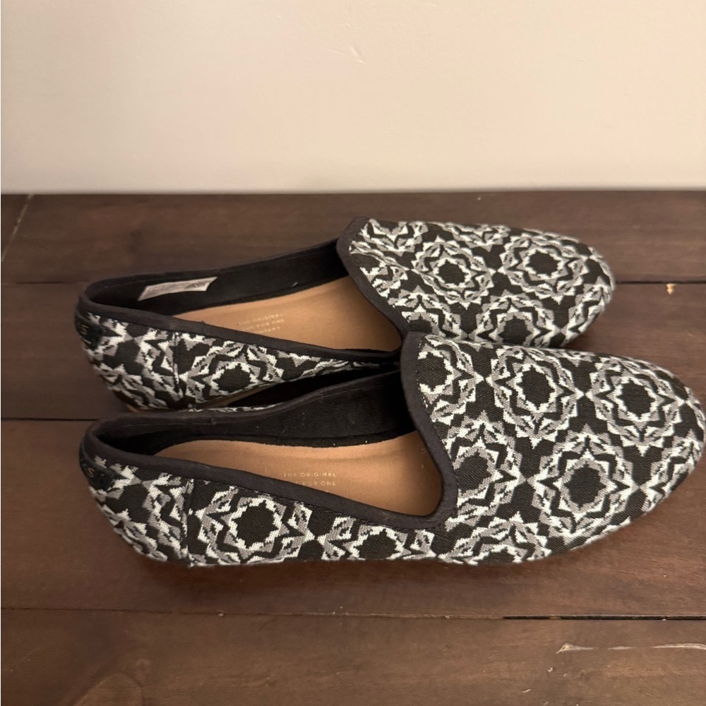 TOMS Black & White Woven Slip-On Loafers - Picture 1 of 5